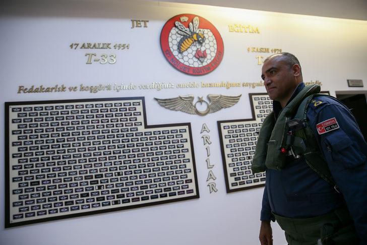 Türk savaş pilotları, zorlu eğitimleri geçip brövelerini takıyor G1