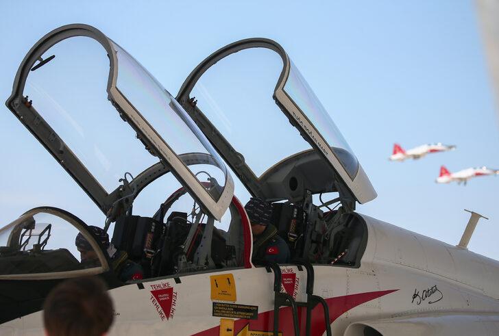 Türk savaş pilotları, zorlu eğitimleri geçip brövelerini takıyor G4