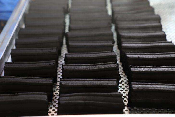 Çay çöpünden mangal kömürü üretimi devam ediyor G5