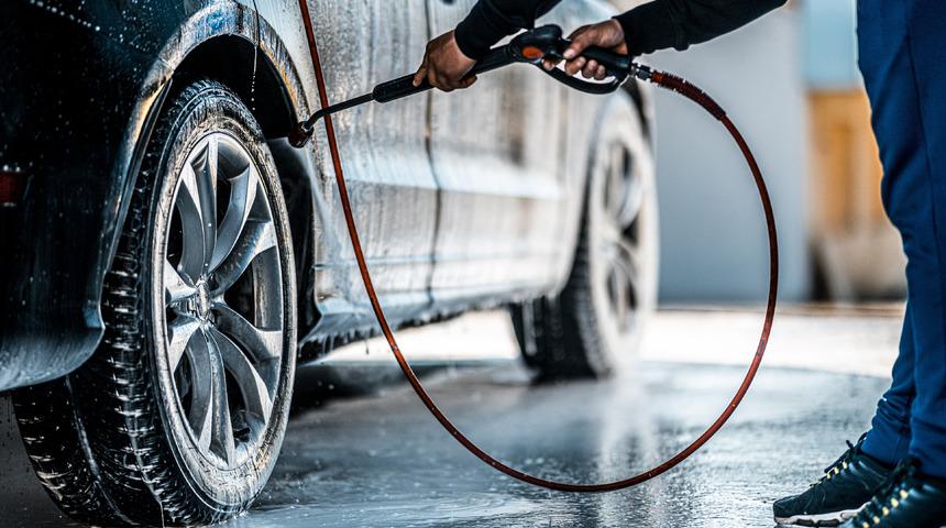 Elektrikli araçlar oto yıkama makinelerinden geçebilir mi? İşte cevabı...