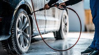 Elektrikli araçlar oto yıkama makinelerinden geçebilir mi? İşte cevabı...