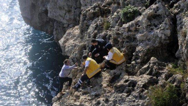 İntihara kalkıştığı falezlerden itfaiye erinin omzunda alındı