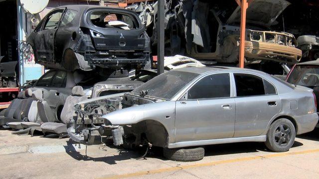 Yurt dışından getirdikleri lüks araçları Türkiye'de parçalayıp yüksek fiyata satıyorlar