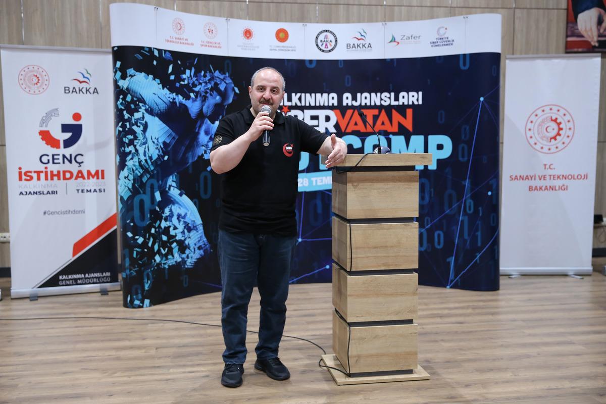 Bakan Varank'tan CHP'li &Ouml;zg&uuml;r &Ouml;zel'e "dayı" g&ouml;ndermesi: