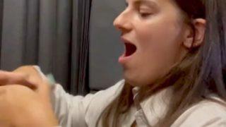 Esnerken çenesi yerinden çıktı! Çenesini tekrar yerine oturttuğu anlar sosyal medyada gündem oldu