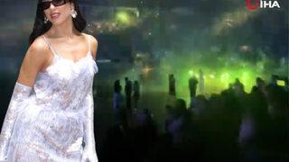 Dua Lipa konserinde havai fişek seyircilerin üzerinde patladı! Yaralılar var