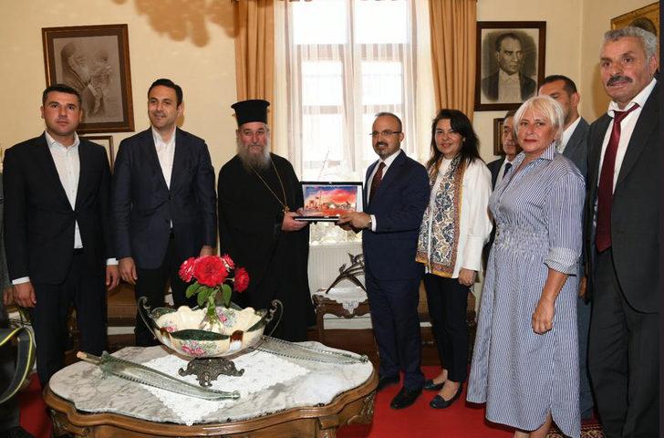 AK Parti Grup Başkanvekili Bülent Turan, Gökçeada Metropolithanesi'ni ziyaret etti: G1