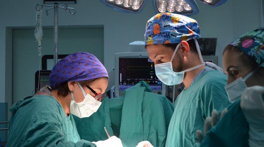 Trabzon'da prematüre doğan bebeğe kasık fıtığı ameliyatı yapıldı