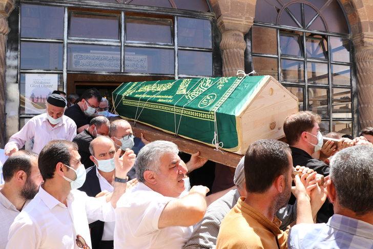 Trafik kazasında hayatını kaybeden Mehmet Nimet Kaya'nın cenazesi Siirt'te defnedildi G5