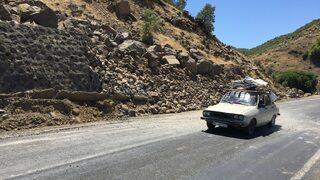 Şanlıurfa'da toprak kayması sonucu kapanan kara yolu açıldı