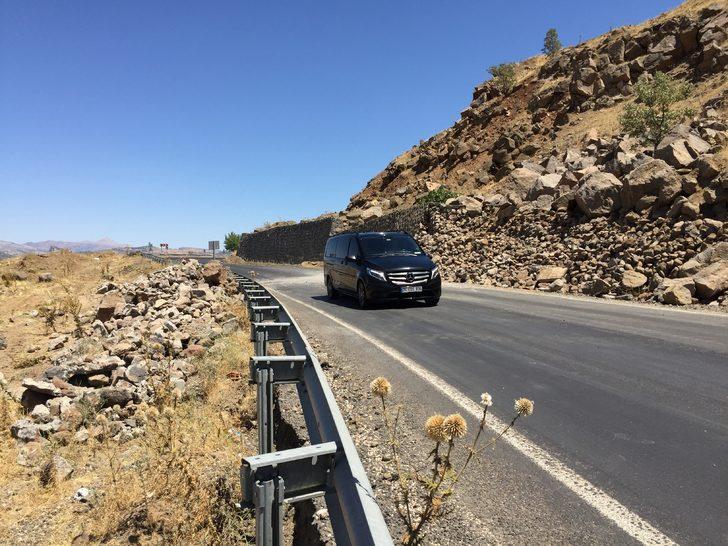 Şanlıurfa'da toprak kayması sonucu kapanan kara yolu açıldı G2
