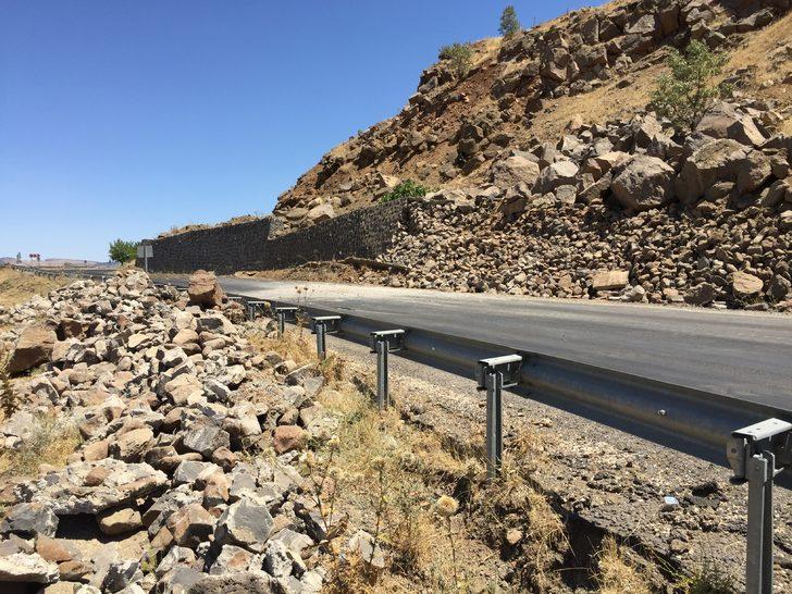 Şanlıurfa'da toprak kayması sonucu kapanan kara yolu açıldı G3