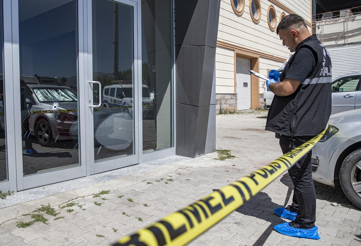 G&Uuml;NCELLEME - Erzurum'da iş yerine pompalı t&uuml;fekle ateş a&ccedil;an zanlı yakalandı