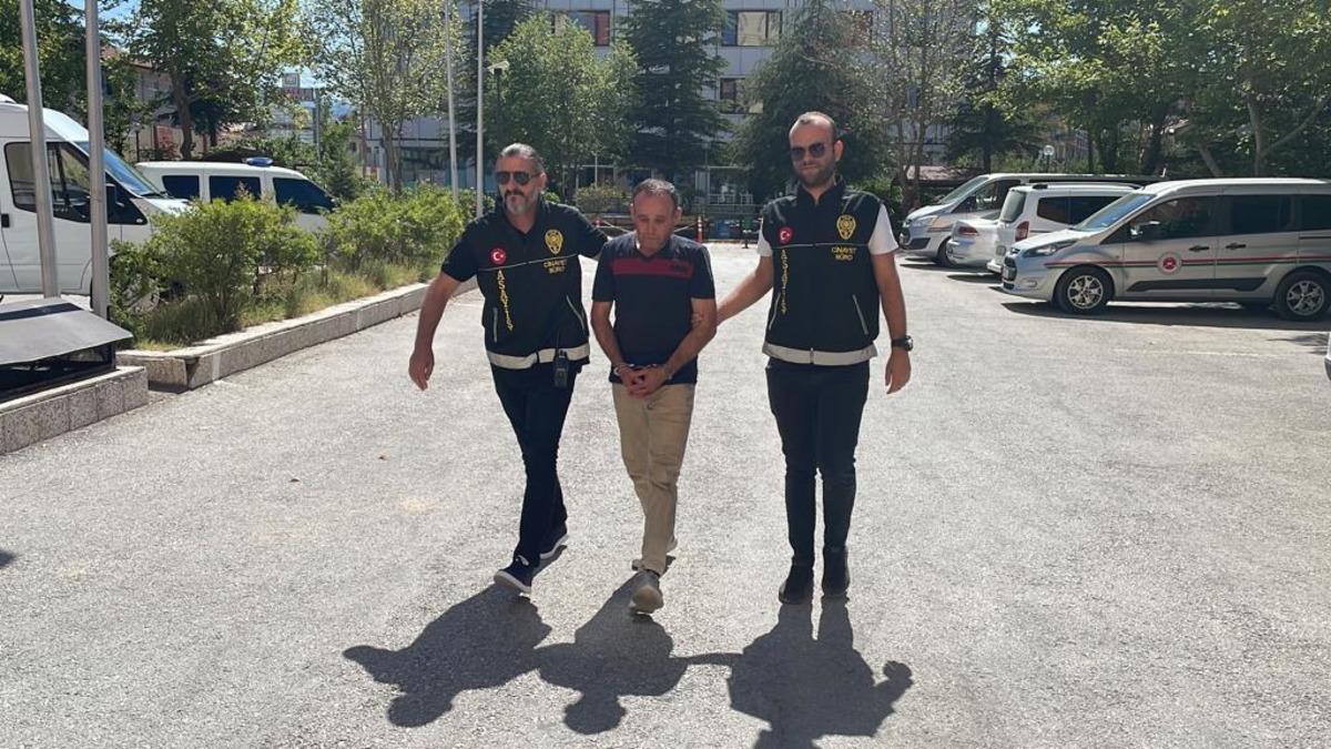 G&Uuml;NCELLEME - Afyonkarahisar'da tabancayla 1 kişiyi &ouml;ld&uuml;ren, 2 kişiyi yaralayan zanlı adliyede