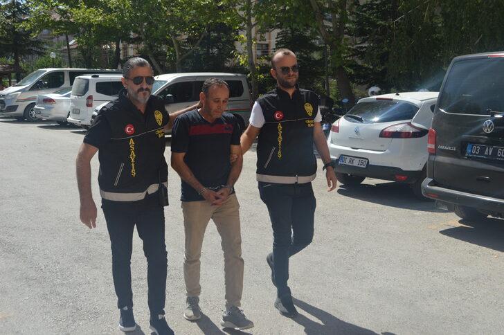 GÜNCELLEME - Afyonkarahisar'da tabancayla 1 kişiyi öldüren, 2 kişiyi yaralayan zanlı adliyede G4