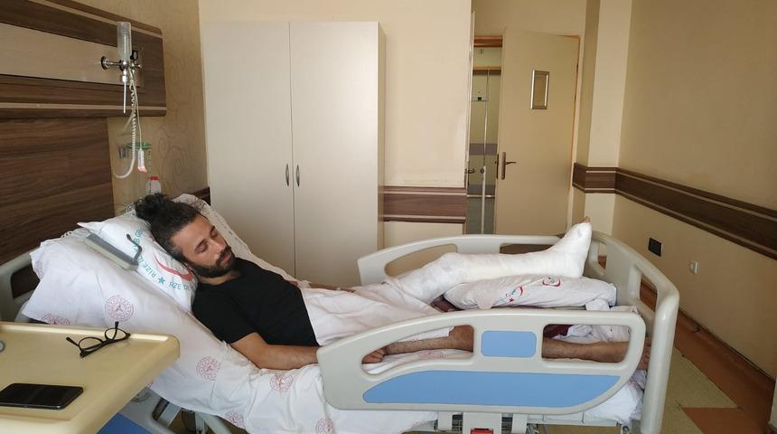 Rize'de köpeklerin kovaladığı genç motosikletiyle şarampole yuvarlandı