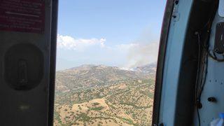 İzmir'de makilik alanda çıkan yangına müdahale ediliyor