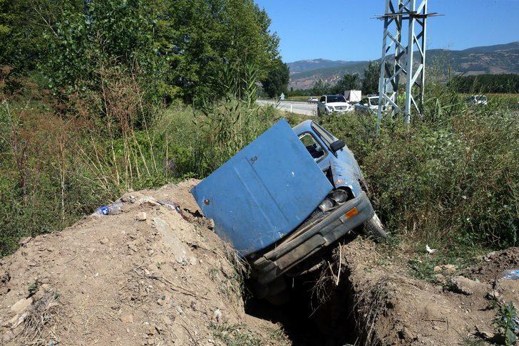 Tokat'ta şarampole devrilen otomobildeki 1'i bebek 3 kişi yaralandı G3