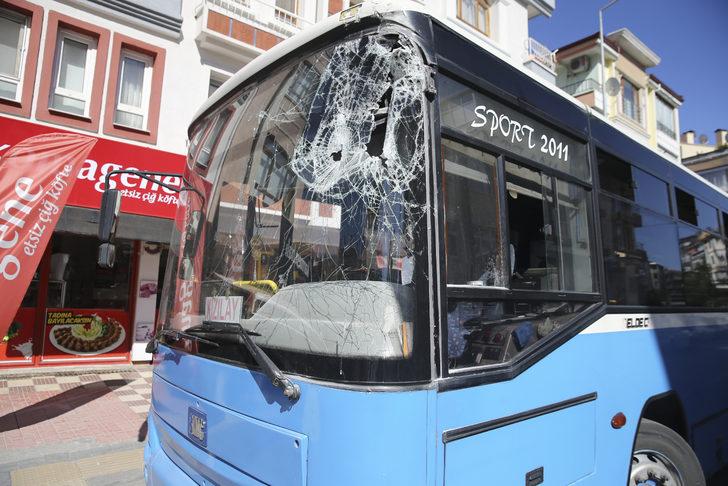 Freni boşalan özel halk otobüsü binaya çarptı G4