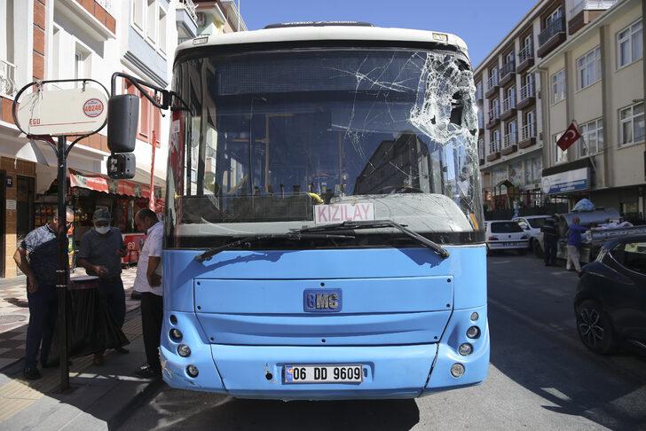Freni boşalan özel halk otobüsü binaya çarptı G3