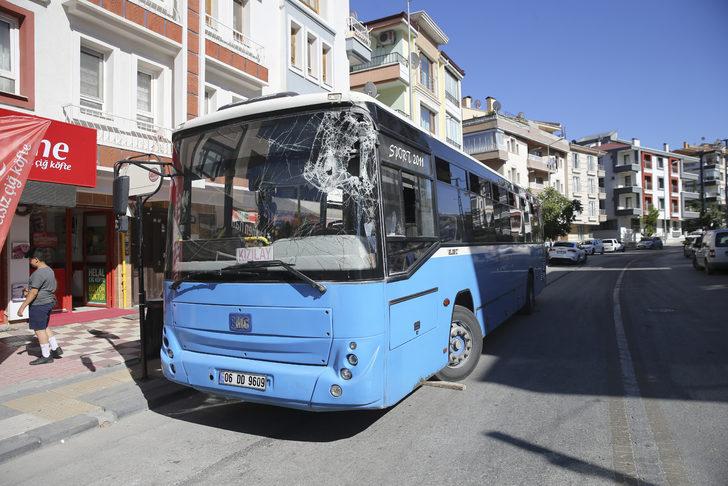 Freni boşalan özel halk otobüsü binaya çarptı G2