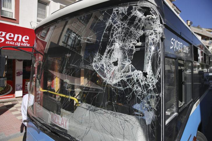 Freni boşalan özel halk otobüsü binaya çarptı G1