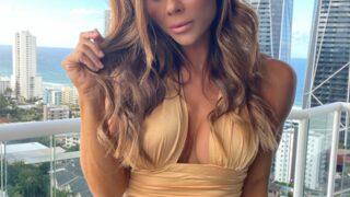 Oğlunun doğum gününü kutlamak için seçtiği fotoğraf tepkilere neden oldu! Tanga bikinisiyle poz verince...