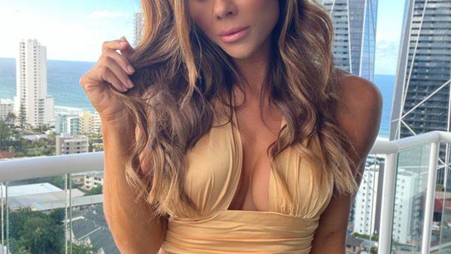 Oğlunun doğum gününü kutlamak için seçtiği fotoğraf tepkilere neden oldu! Tanga bikinisiyle poz verince...