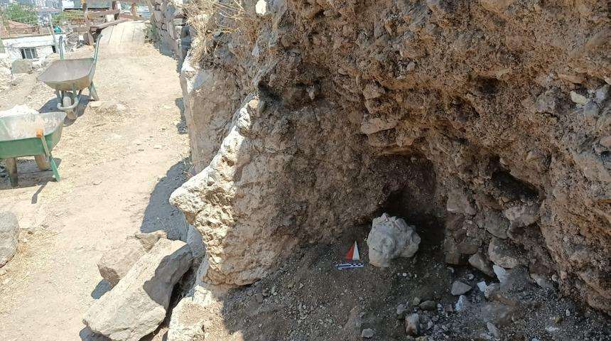 İzmir'de 1800 yıllık heykel başı bulundu