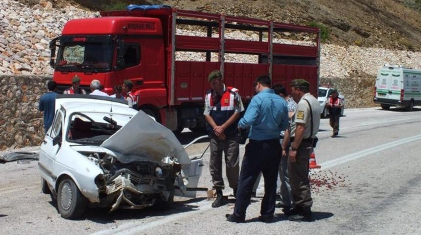 Konya'da kamyonla otomobil çarpıştı: 3 ölü, 3 yaralı