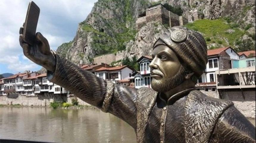 Amasya'da selfie çeken şehzade heykeli şaşkınlık yarattı