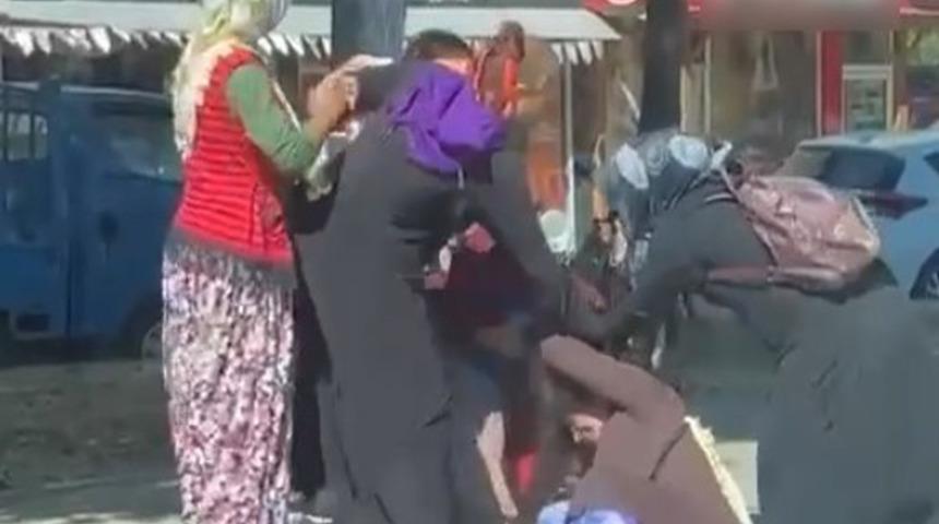 Kocaeli'de 7 dilenci kadın birbirine girdi! Kucağındaki çocuğa aldırmadı...