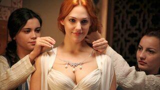 Muhteşem Yüzyıl'ın Hürrem Sultan'ı Meryem Üzerli sütyensiz poz verdi! Göğüslerini yelpaze ile kapattı