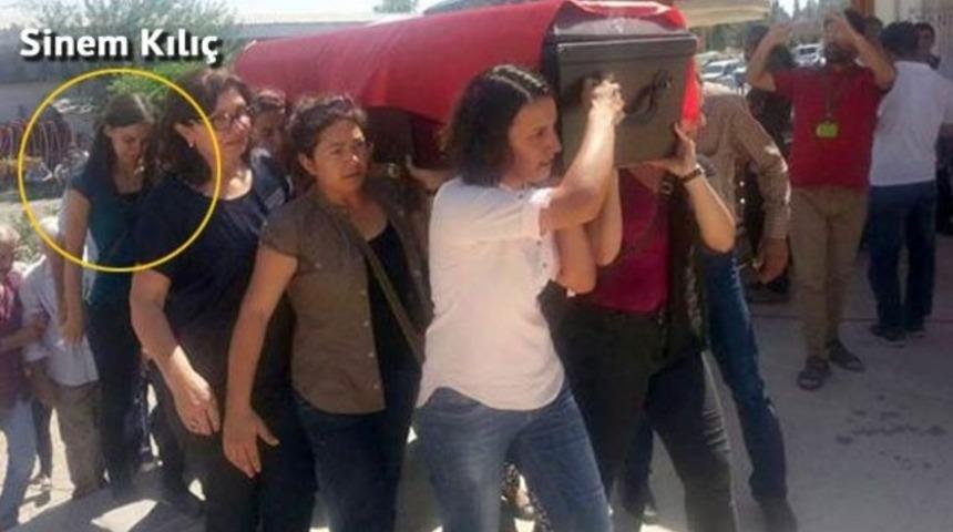 Aynı patlamada yaralandı, annesinin cenazesini omuzladı