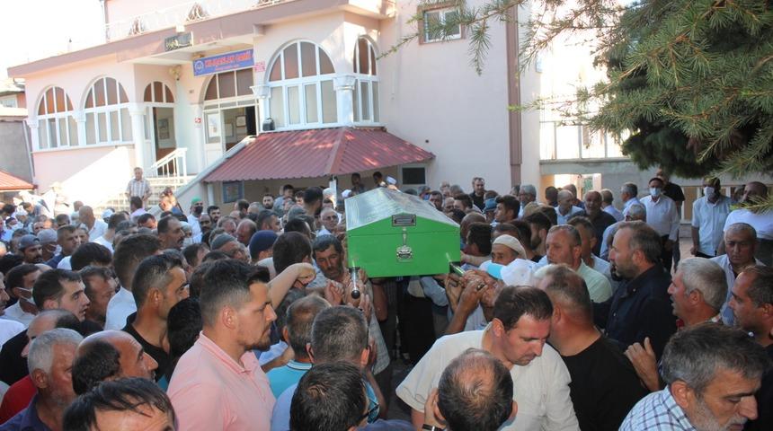 Bosna Hersek'te inşaattan d&uuml;şen ve hayatını kaybeden iş&ccedil;i Amasya'da toprağa verildi