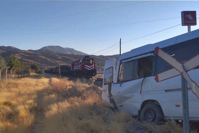 Elazığ'da yük treni minibüse çarptı