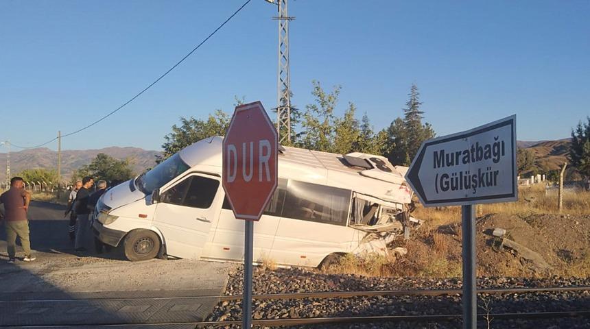 Elazığ'da yük treni minibüse çarptı
