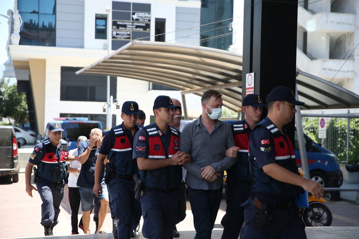 Antalya'da kendilerini "istihbarat&ccedil;ı" olarak tanıtan 5 zanlıdan 4'&uuml; tutuklandı