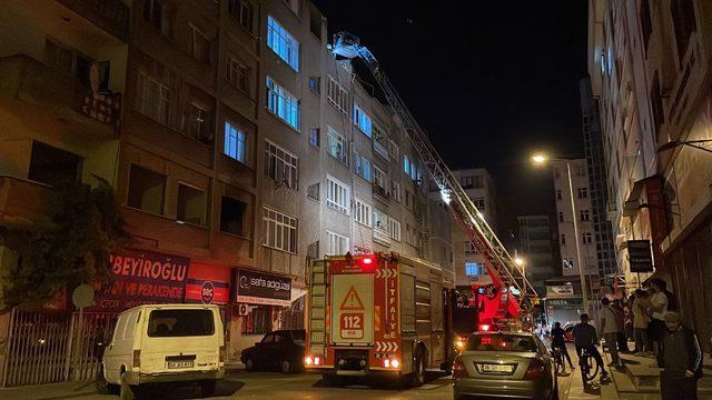 Kayseri'de apartmanın çatısındaki yangın söndürüldü