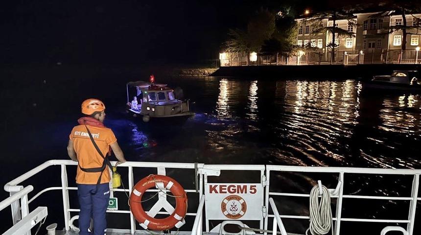 Beykoz önlerinde arızalanan tekne kurtarıldı