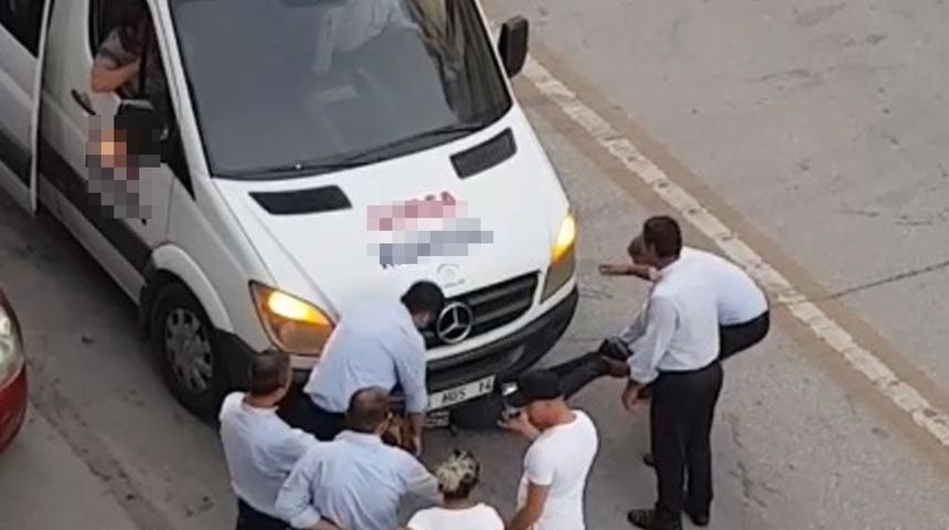 5 lira için arabadan indirildi: Kendini yola attı!