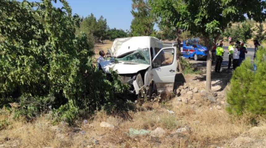 İşçileri taşıyan minibüs ağaca çarparak durabildi! 15 kişi yaralandı