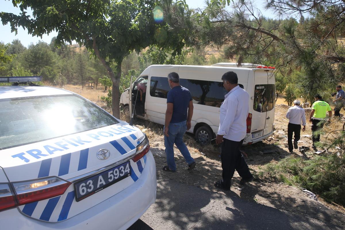 Şanlıurfa'da iş&ccedil;ileri taşıyan minib&uuml;s&uuml;n ağaca &ccedil;arpması sonucu 12 kişi yaralandı