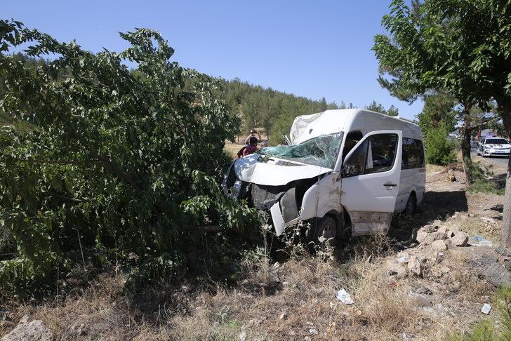 Şanlıurfa'da işçileri taşıyan minibüsün ağaca çarpması sonucu 12 kişi yaralandı G2