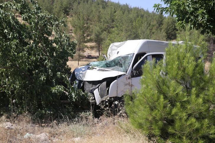 Şanlıurfa'da işçileri taşıyan minibüsün ağaca çarpması sonucu 12 kişi yaralandı G4