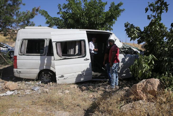 Şanlıurfa'da işçileri taşıyan minibüsün ağaca çarpması sonucu 12 kişi yaralandı G3