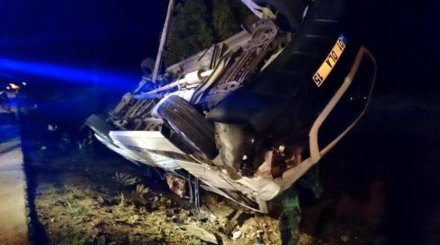 Minibüs takla atta: 1 ölü, 18 yaralı
