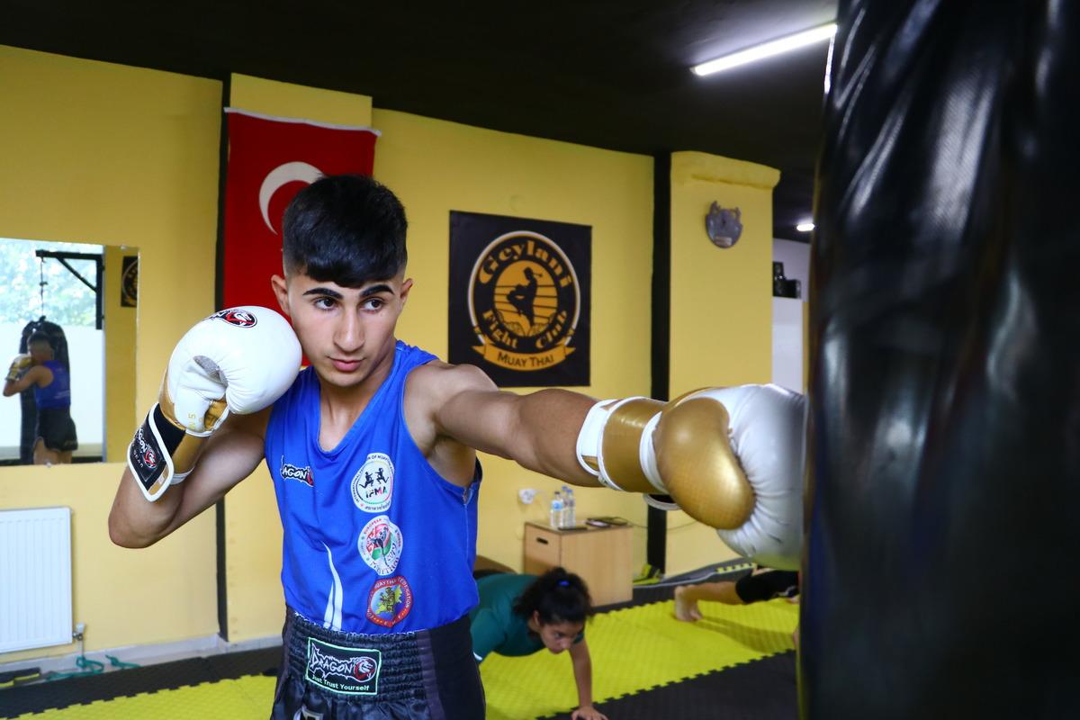 D&uuml;nya Muaythai Şampiyonası'na katılacak Cihan Doğu, altın madalya i&ccedil;in &ccedil;alışıyor: