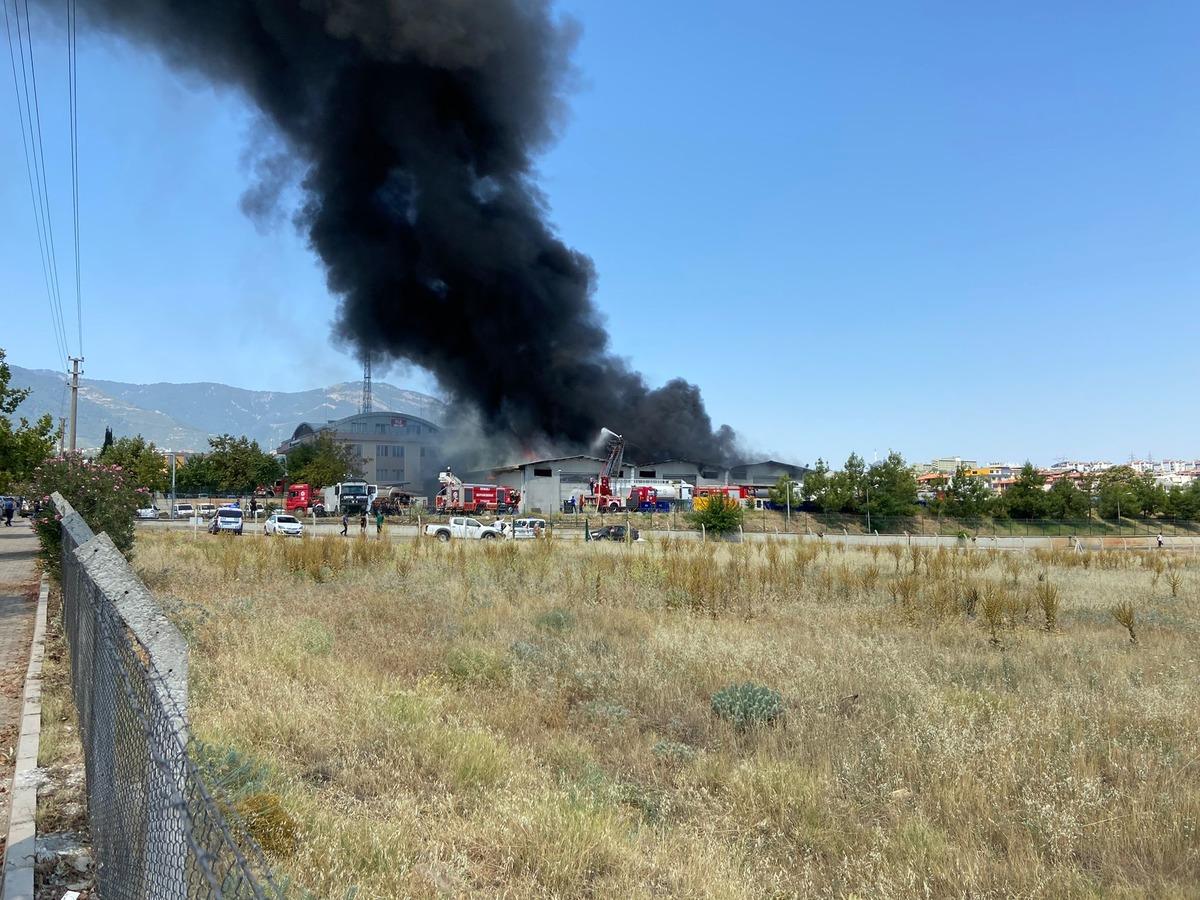 Denizli'de &Ccedil;evik Kuvvet'e ait lojistik merkezinde yangın