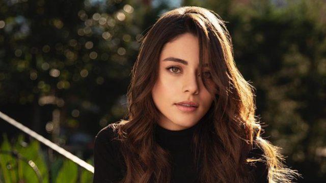 Emanet dizisinin Seher'i Sıla Türkoğlu göğüs dekolteli süper minisiyle dudak uçuklattı! Ortalık alev aldı